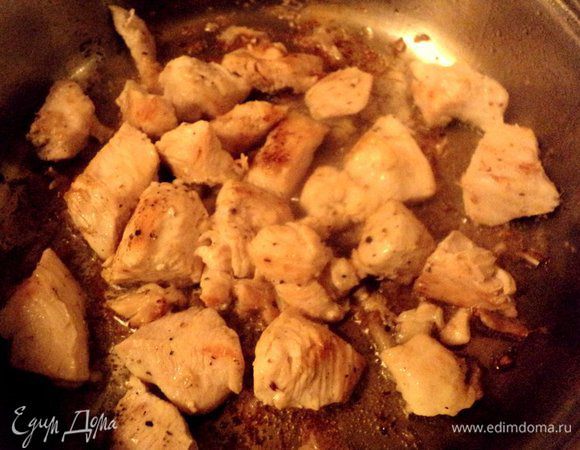 Для мясной начинки: куриное филе порезать на кусочки и поджарить на растительном масле до румяной корочки. Добавить порезанный четверть кольцами лук и жарить еще 5-7 минут. 