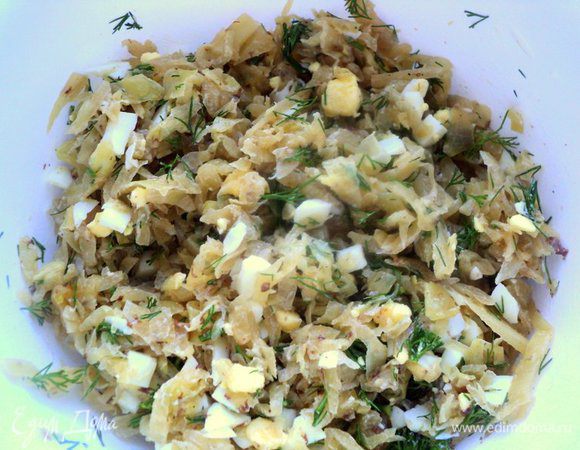 К капусте добавить мелко нарезанные вареное яйцо и  укроп.