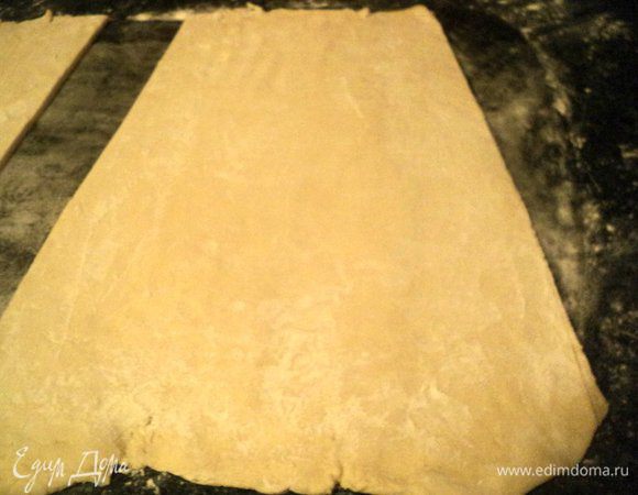 Для пирога можно приготовить домашнее дрожжевое слоеное тесто, но я купила в магазине уже готовое и раскатанное в пласт толщиной 5-6 мм. Тесто разморозить, развернуть в пласт. Из 2/3 части теста вырезать трапецию с размерами 25х35х40 (h) см, она нам понадобится для формирования основной части головы. 