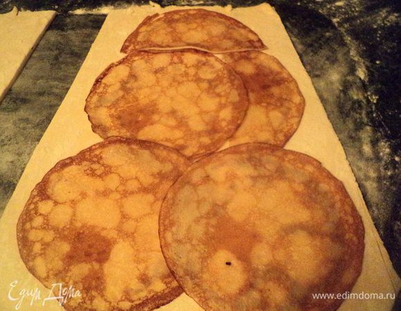 На  пласт теста выложить основу из блинчиков.
