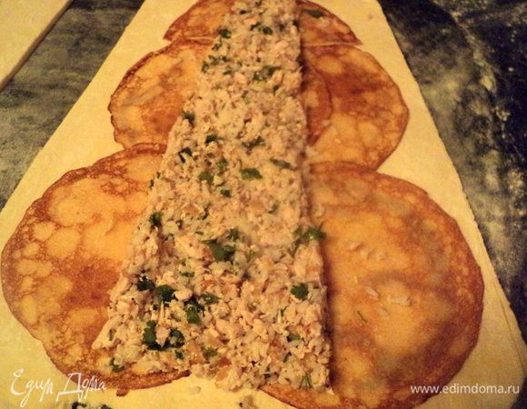 По центру выложить ¾ мясной начинки в виде узкой трапеции так, что края блинчиков оставались открытыми.