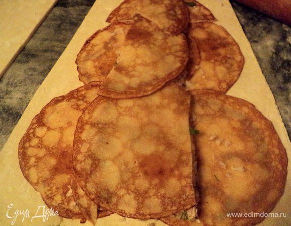 Накрыть мясную начинку блинчиками.