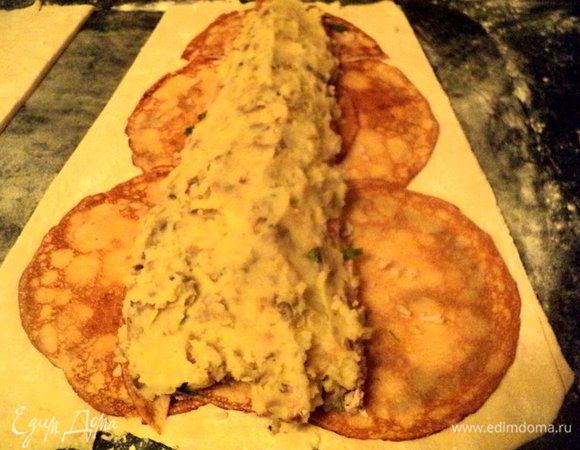 Сверху выложить ¾ начинки из картофеля  и снова накрыть начинку блинчиками.