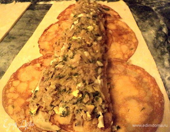 Затем выложить ¾  начинки из капусты.