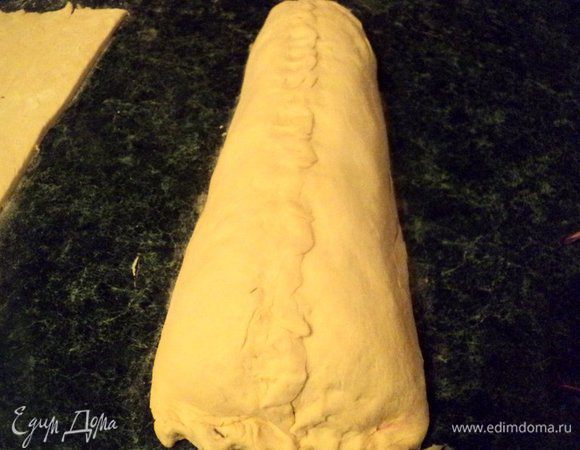 Обернуть начинку тестом, края защипать.