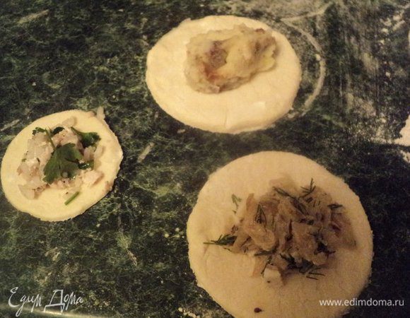 Из оставшегося  теста вырезать кружки диаметром 5-7 см, по центру выложить по 1 ч. ложки одной из начинок.