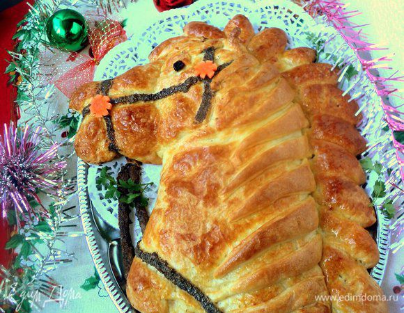 Готовый пирог смазать сливочным маслом. Я еще украсила цветочками из морковки. 