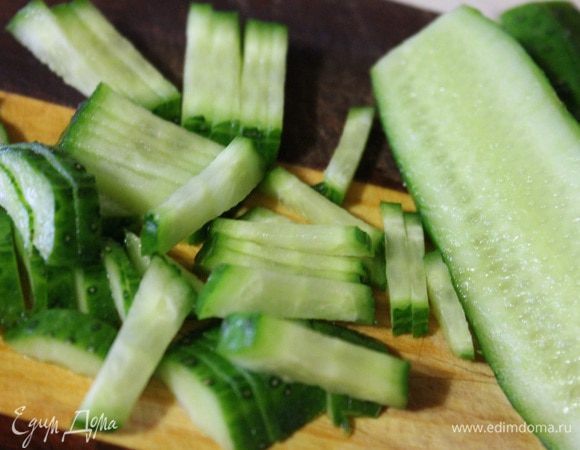 Огурец режем пластинками, а потом мелкой соломкой.