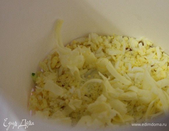 Яйцо отвариваем, трем на мелкой терке, выкладываем сверху, и добавляем поверх яйца сливочное масло потертое на крупной терке.