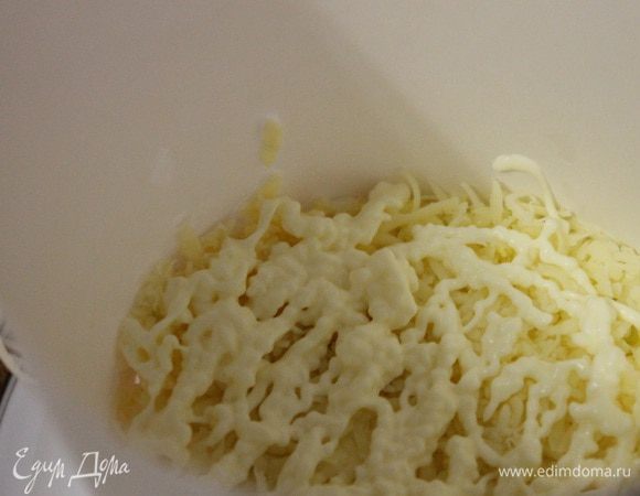 Потом сыр тертый на мелкой терке и сеточка из майонеза..