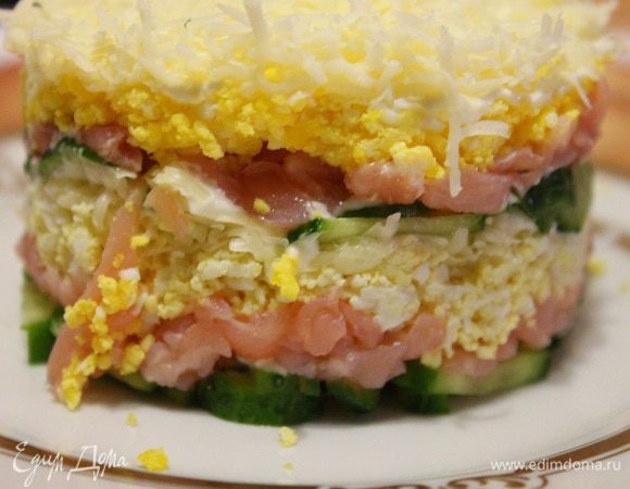 Еще раз повторяем все слои. Получается двухъярусный салат. Убираем его на час в холодильник и перед подачей снимаем бумажное кольцо! Приятного аппетита!))