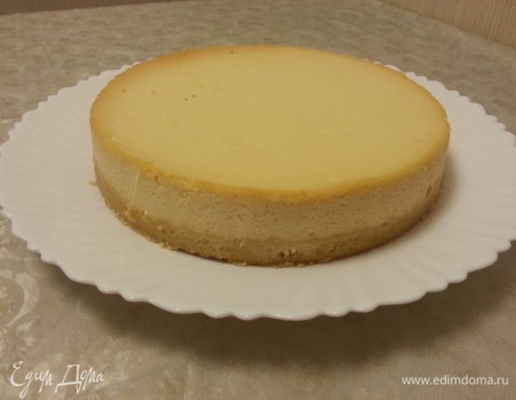 Утром провожу ножом вдоль бортов разъемной формы и выкладываю чизкейк на блюдо. Получается всегда ровненький, сильно при выпечке не поднимается.