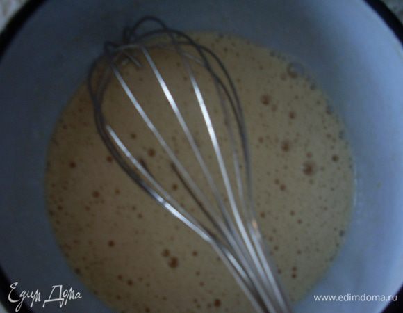 Размешать яйца с сахаром и солью - не взбивать.