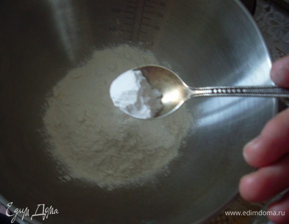 Просеять в массу муку, смешанную с разрыхлителем.