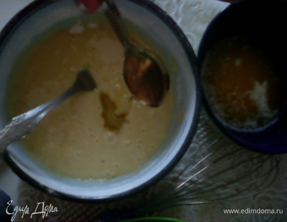 Растопить сливочное масло и немного его остудить. Добавить в тесто мед и масло. 