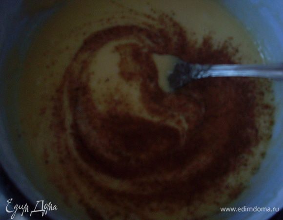 Растолочь розовый перец, добавить к тесту. Накрыть тесто пленкой. Оставить тесто в холодном месте на 20 минут - в морозилке или на балконе зимой. Тем временем разогреть духовку до 220 градусов.