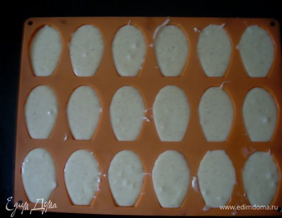 Тесто получится довольно жидкое. Автор рекомендовала воспользоваться кулинарным мешком для заполнения форм. У меня ложкой не слишком аккуратно получилось. Формы можно заполнять на 2/3. Я заполняла целиком, тесто поднялось большими шапочками. 