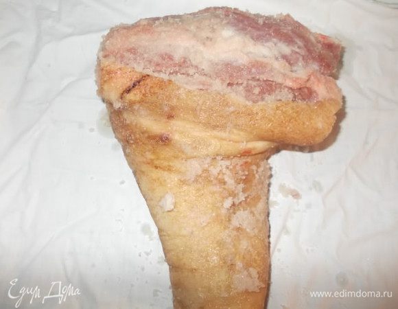 Рульку хорошо вымыть и обсушить полотенцем. У меня она смаленная соломкой, если такую найдете, будет вообще замечательно. Хорошенько натереть её солью со всех сторон. Укутать в ткань (натуральную, белую) и положить в пакет, завязать. Хранить в холодильнике одну неделю, каждый день переворачивая. У автора она солилась две недели, но прочитав отзывы тех, кто готовил поняла, что это много и она будет пересолена. Поэтому время уменьшила, получилось идеально.