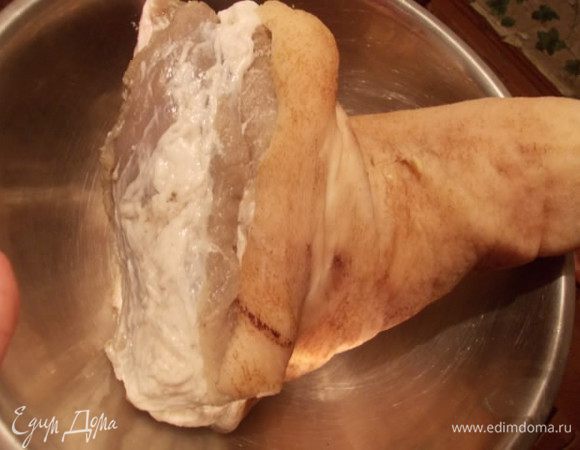 После того, как наша рулька просолится, её нужно вымочить в большом кол-ве воды. В ведре например. Вымачивать часов 6-7, не меньше.