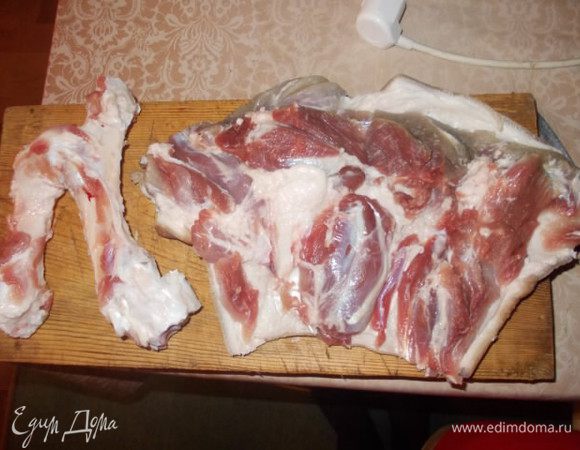 Вырезаем кость из нашей рульки, вырезаем так, чтобы не повредить пласт мяса на шкуре.