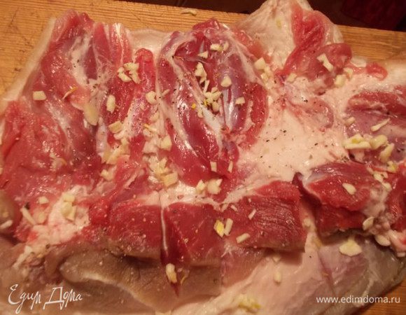 Натираем в разрезе чесноком измельченным, чуть-чуть присаливаем и посыпаем перцем. Я немного кол-во перца уменьшила. Автор добавлял ещё кориандр, если вы любите поострее и попрянее, можно добавить побольше.