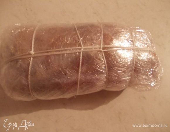 Сворачиваем его шкурой наружу и туго затягиваем пищевой пленкой. Я пленки не жалела, чтобы сок не вытекал наружу, тогда она получается вся желированная и хорошо держит форму. Завязать хорошо ниткой толстой. Варить на медленном огне 2 часа. Вынуть из воды и полностью остудить в пленке.