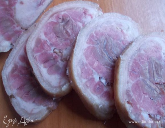 После остывания, освободить от пленки и порезать кольцами. Хранить в холодильнике несколько дней.