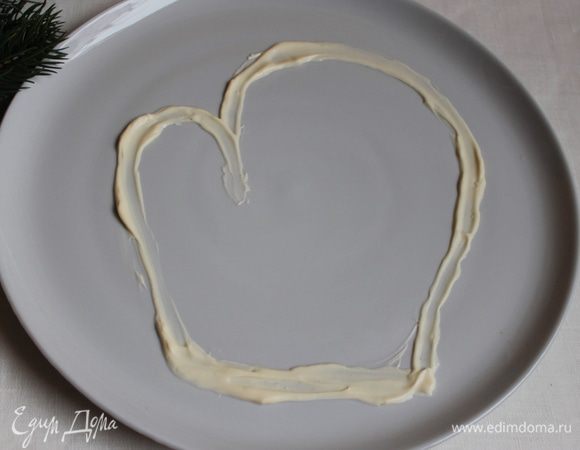 Берем круглое блюдо и рисуем майонезом на нем контур варежки.
