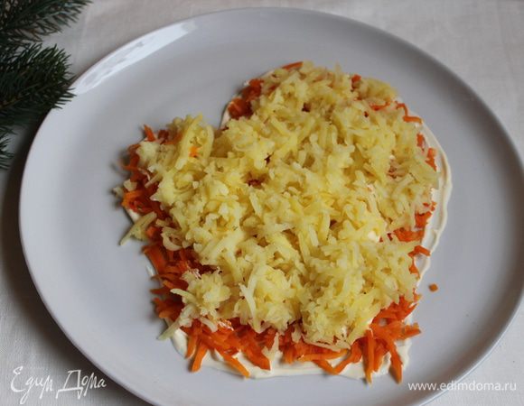 Сверху кладем картофель. И опять майонез.