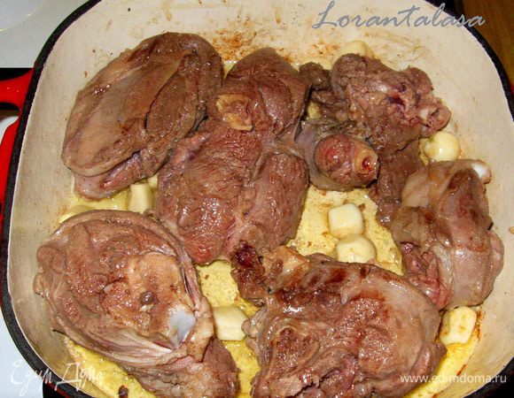 Баранину заранее вымыть и дать ей стечь в течении нескольких часов в холодильнике. Перед обжариванием тщательно промокнуть бумажным полотенцем.
В широкой жаровне разогреть сливочное и оливковое масло. Выложить куски баранины и обжарить ее с обеих сторон до золотистой корочки. Добавить зубчики чеснока. Обжарить все вместе. Посолить и поперчить.