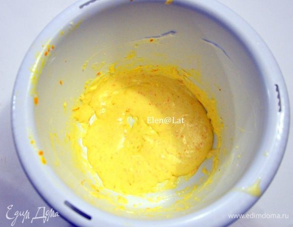 Печем бисквит:
 Для этого желток отделить от белка и взбить желток с сахаром, до состояния тягучего крема, займет это минут 5,  добавив апельсиновую цедру.

