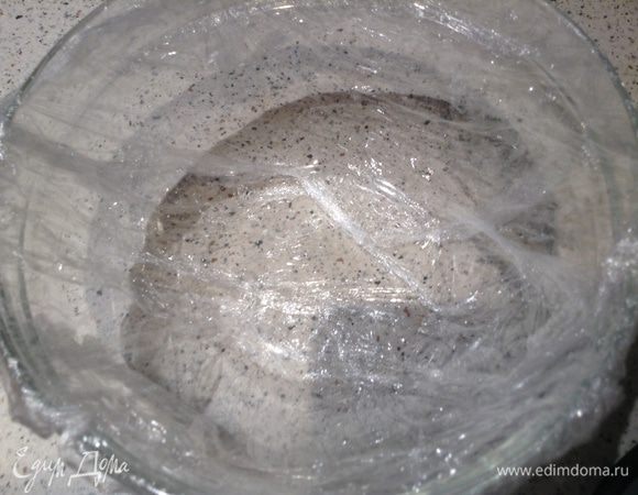 В стеклянную миску положить пленку.