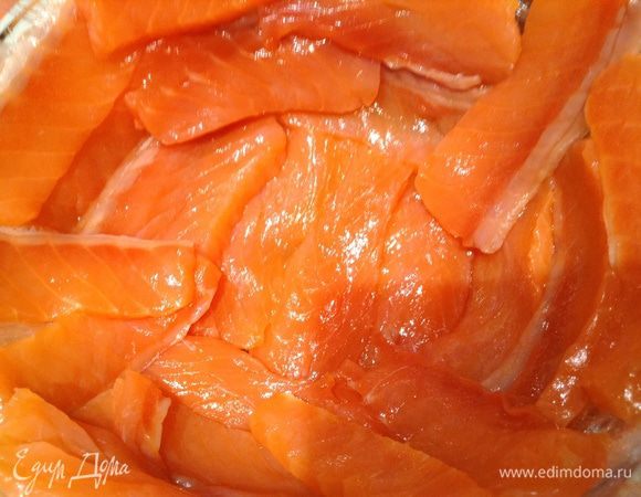 Нарезать рыбу тонкими кусочками и выложить в форму (остатки, у меня 5 кусков, оставить для слоя)