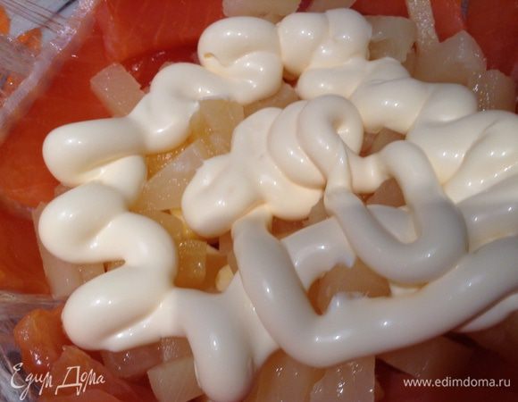 Укладываем в форму: майонез, сыр (нарезанный кубиками), ананас, майонез, рыба (кубиками), ананас, майонез, сыр.