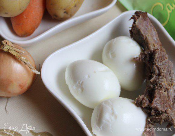 Итак берем такие продукты. Говядину, картофель и яйца надо отварить.