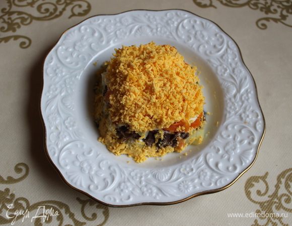 Желтки натрем на терке и выкладываем сверху моркови.