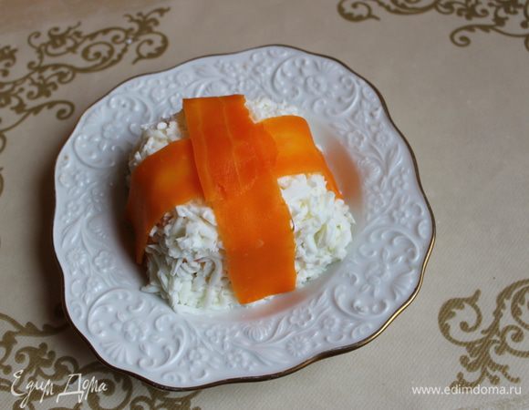 Далее майонез, и сверху выкладываем весь салат тертыми белками. И теперь украшaем лентами из моркови в виде банта. Морковь ничем не закрепляем , она держится очень хорошо.