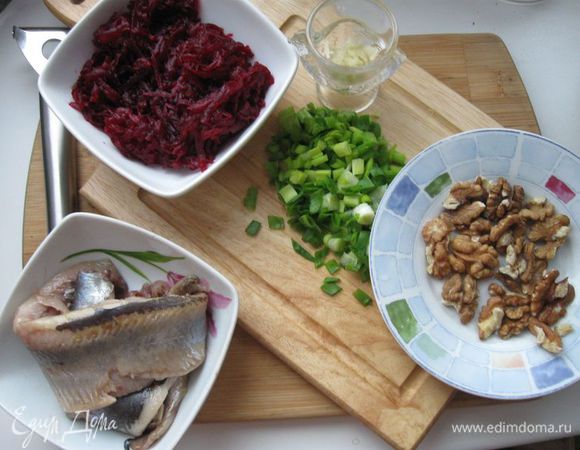 Свеклу натереть на крупной терке. Лук мелко порезать. Чеснок почистить и выдавить через пресс.

