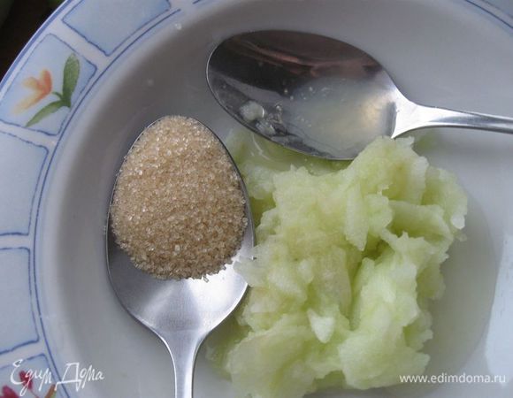 Яблоко очистить. Натереть на продольном косом срезе терки или сделать тонкие пластины овощечисткой. Добавить лимонный сок и сахар.