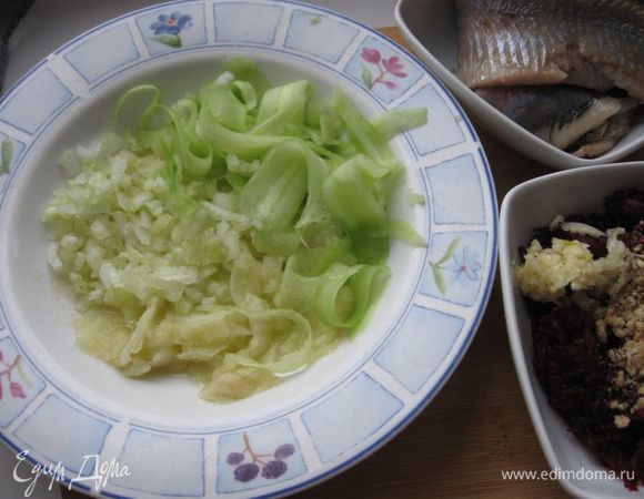Стебель сельдерея помыть, освободить от грубых частей, мелко порезать. Огурцы почистить, овощечисткой нарезать тонкими длинными пластинами, не доходя до семенной части. Она нам не понадобится. Смешать с яблоком.


