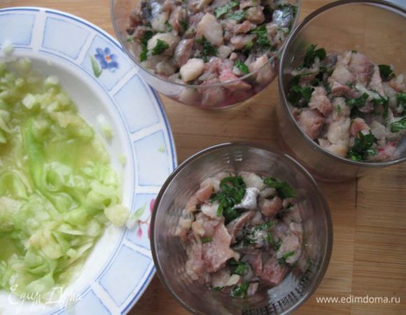 В вазочку и стаканы положить свекольный слой, затем – селедку с петрушкой.