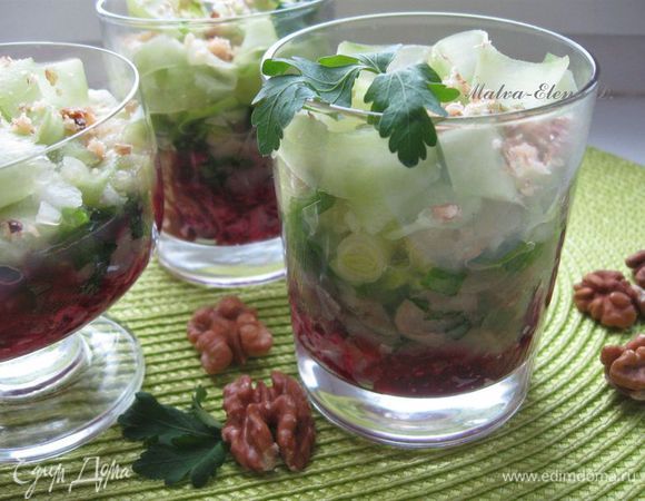 Верхний слой - яблочно-огуречный. Украсить орехами и листиком петрушки. Поставить охлаждаться  на 1- 2 часа в холодильник.