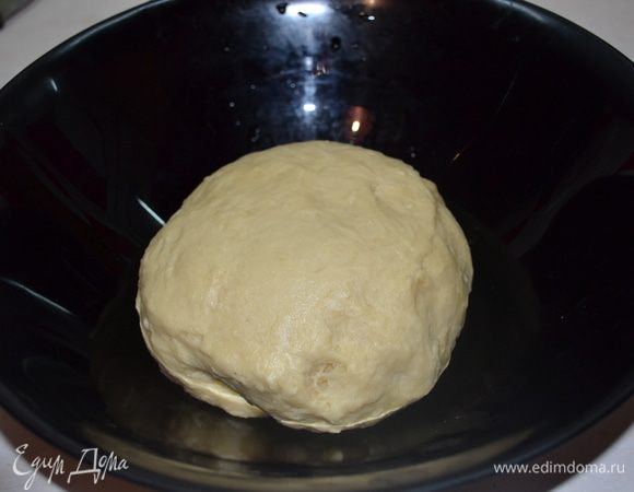 Добавляем теплое молоко, растопленное сливочное масло, соль, муку и замешиваем мягкое эластичное тесто. Количество молока может быть немного больше, это зависит от вашей муки. Тесто перекладываем в миску, накрываем полотенцем и ставим в теплое место. Тесто должно увеличится в 2 раза.