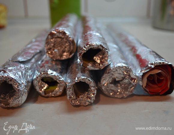 Если у вас есть специальные железные цилиндры для выпекания трубочек - это очень хорошо, если нет, то предлагаю воспользоваться таким же способом как я, взять старые журналы, скрутить их в трубочки, перевязать нитью, а сверху обмотать фольгой. Формы для выпекания трубочек готовы!