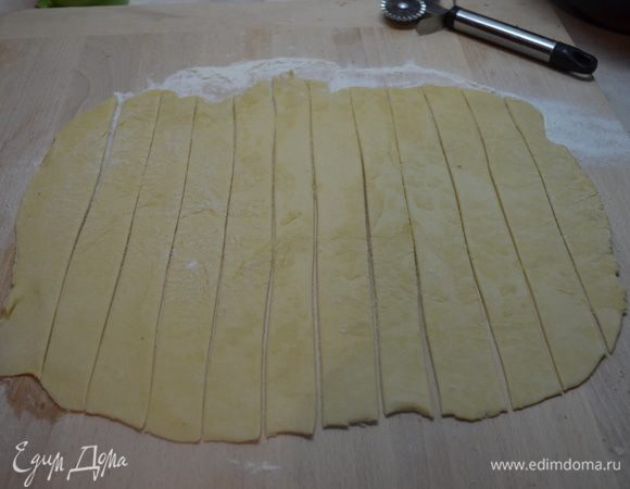 Когда тесто подошло, обминаем его, берем кусок и раскачиваем в прямоугольный пласт толщиной 3-4  мм. Тесто  нарезаем на длинные полосы, шириной прибл. 4-5 см.