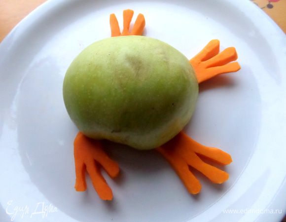 От яблока отрезаем половинку.