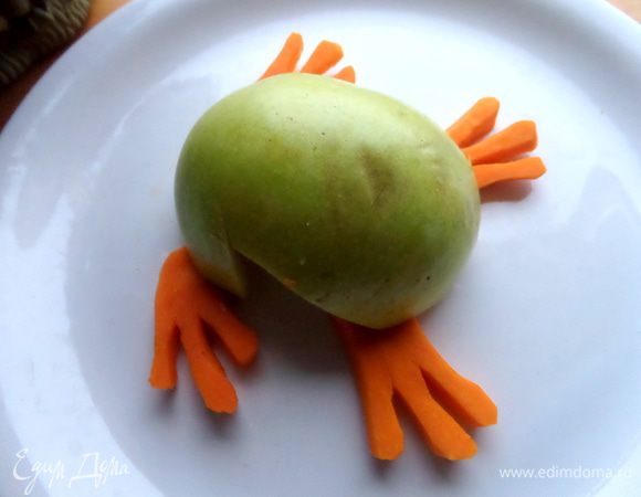 Отрезаем бока так, имитируя лягушачьи лапки. Выжимаем сок из лимона. Смазываем срезы лимонным соком.