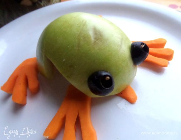 Оливки срезаем наискосок и прикрепляем половинкой зубочистки на место глаз.