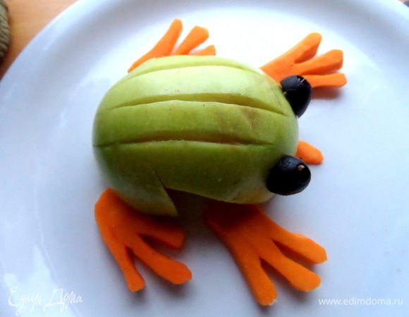 Делаем надсечки ножом, имитируя спинку лягушки, капаем в них лимонный сок.