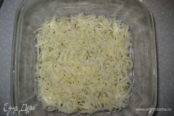 2-й слой: Трем твердый сыр на крупной терке.